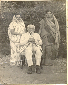 Family-photo-india/thumb/Dilawarsinh's-Wife-Baba-and-Ranaji's-Jhaweri-Friend's-Wife-with-Ranaji.jpg