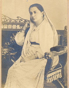 Madam-Bhikhaiji-Cama-Pandit-Shyamji/thumb/Madam-Bhikhaiji-Cama-in-traditional-Parasi-Dress.jpg